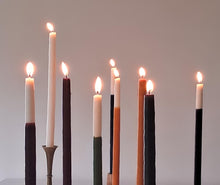 Carregar imagem no visualizador da galeria, Par de Velas bastão 'Rainhas Pintadas"