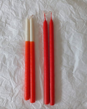 Carregar imagem no visualizador da galeria, Par de Velas bastão &#39;Rainhas Pintadas&quot;
