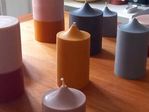 velas cilindricas com bico, decorativas, feitas à mao com cera ecologicamente correta , tamanho P, nas cores da nova paleta da coleção Outono Inverno 2023.